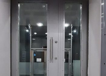 Двери главного входа Колледжа архитектуры и градостроительства.
